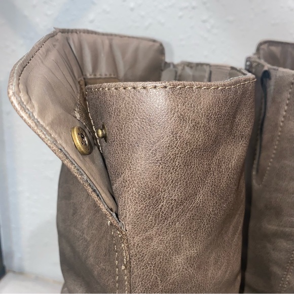 Women's Knee High Heeled Boots - Picture 6 of 10